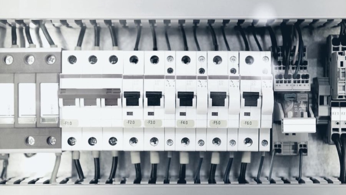 Tablero eléctrico industrial con interruptores y conductores identificados