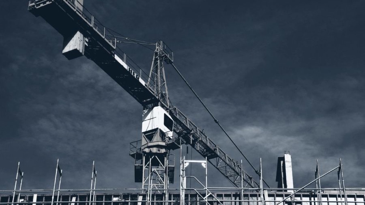 Grúa torre sobre una construcción industrial