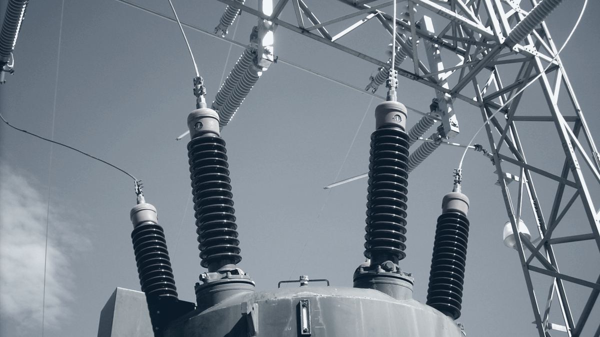 Aisladores y boquillas visibles en una subestación eléctrica industrial