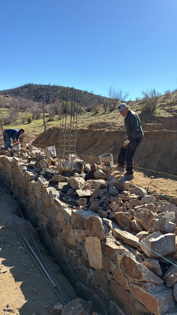 Fabricación de muro de contención con piedra, foto 2 de 10