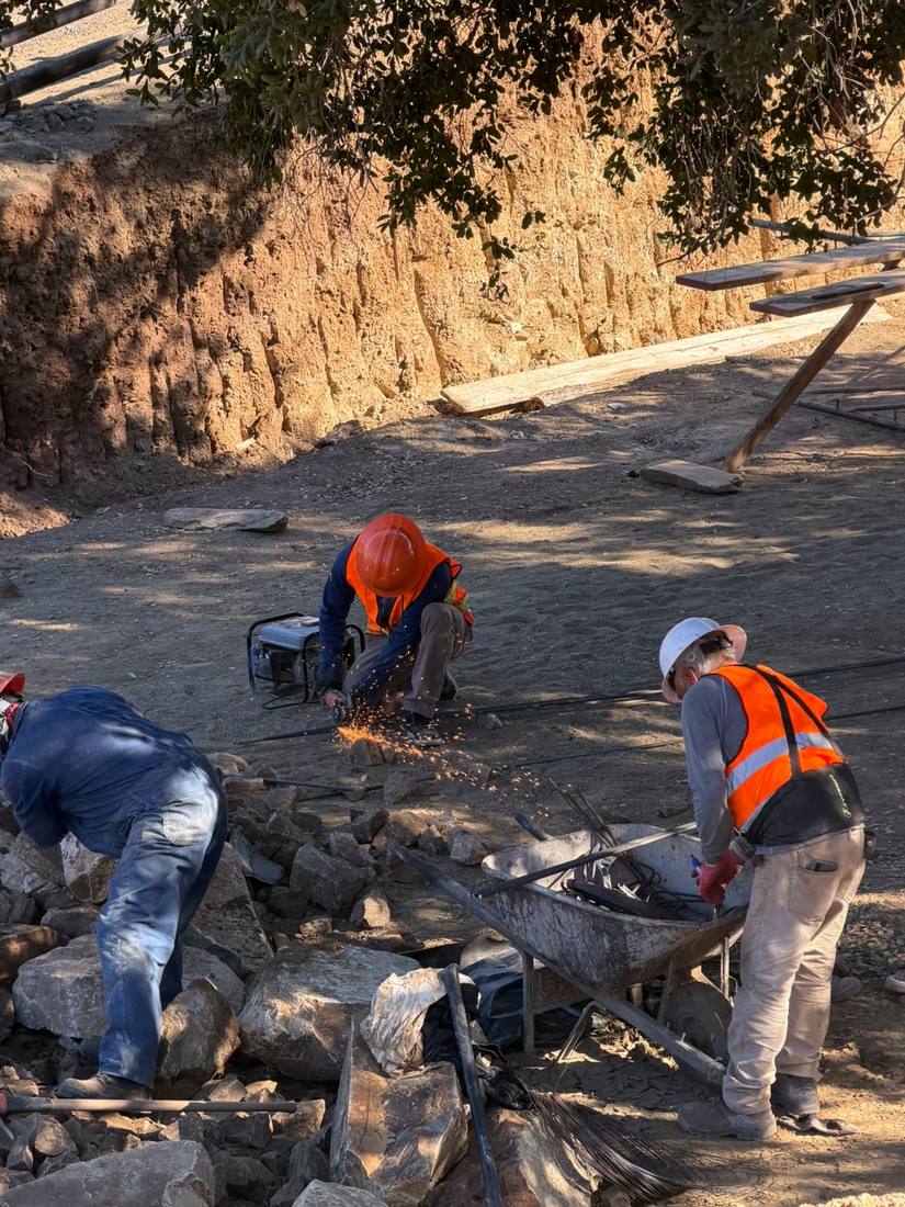 Fabricación de muro de contención con piedra, foto 3 de 10