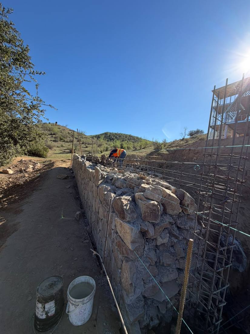 Fabricación de muro de contención con piedra, foto 7 de 10
