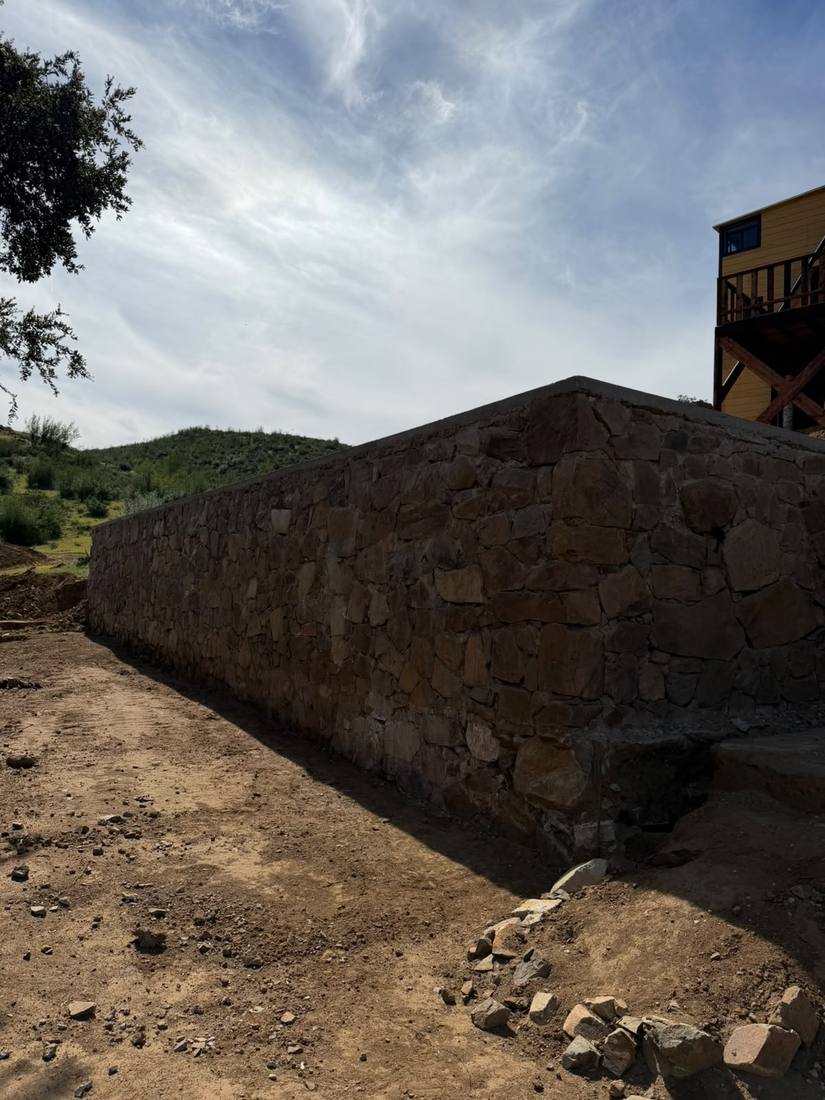 Fabricación de muro de contención con piedra, foto 9 de 10