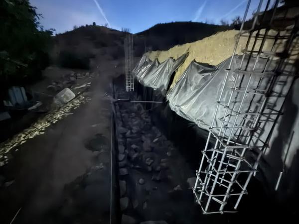 Fabricación de muro de contención con piedra, foto 1 de 10
