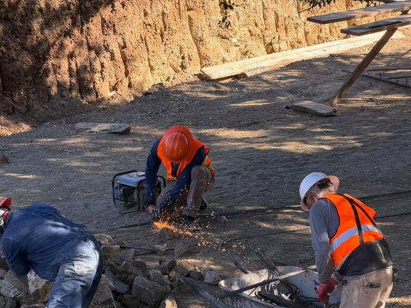 Fabricación de muro de contención con piedra, foto 3 de 10