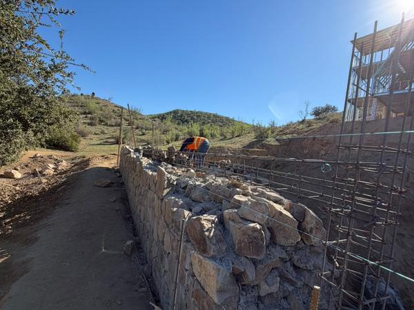 Fabricación de muro de contención con piedra, foto 7 de 10