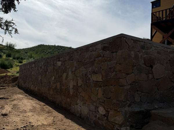 Fabricación de muro de contención con piedra, foto 9 de 10