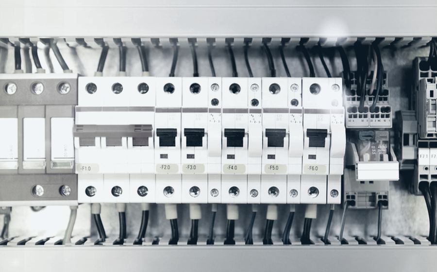 Tablero eléctrico con interruptores termomagnéticos y cableado etiquetado