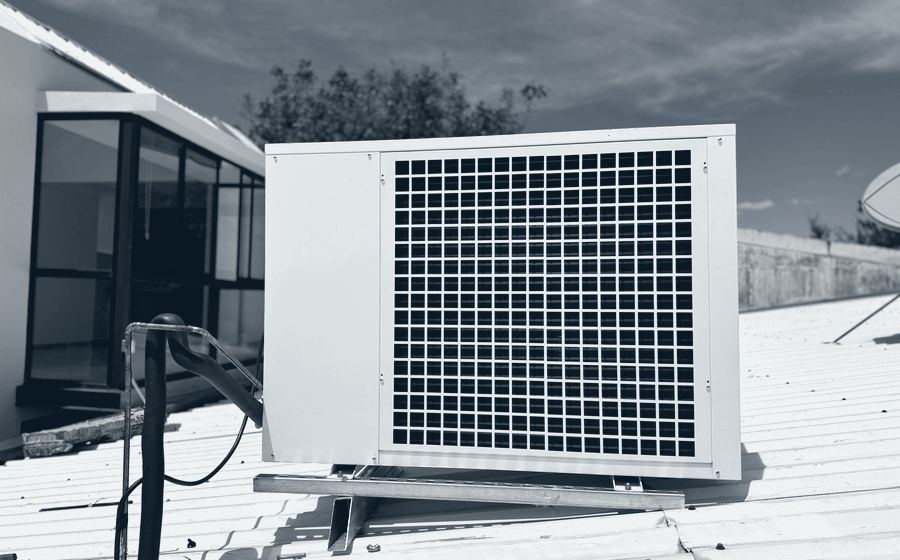 Unidad condensadora de aire acondicionado instalada en azotea