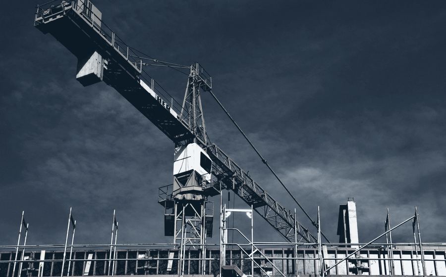 Grúa torre trabajando sobre una obra en construcción