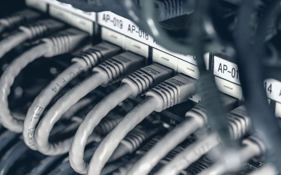 Patch panel con cables de red ordenados y etiquetados