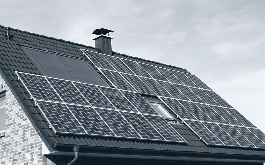 Arreglo de paneles solares montado sobre techo